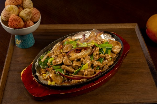 CORDERO AL WOK CON TEPPANYAKI