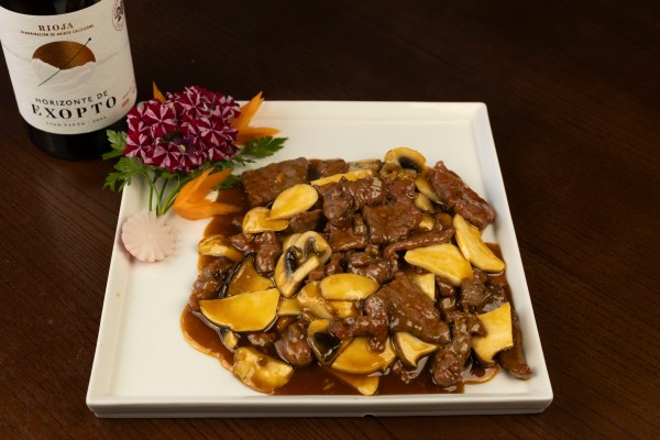 TERNERA CON CHAMPIÑONES, SHIITAKE Y SETA CARDO