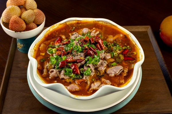 CAZUELA DE CALDO DE TERNERA FINA CON VERDURA PICANTES