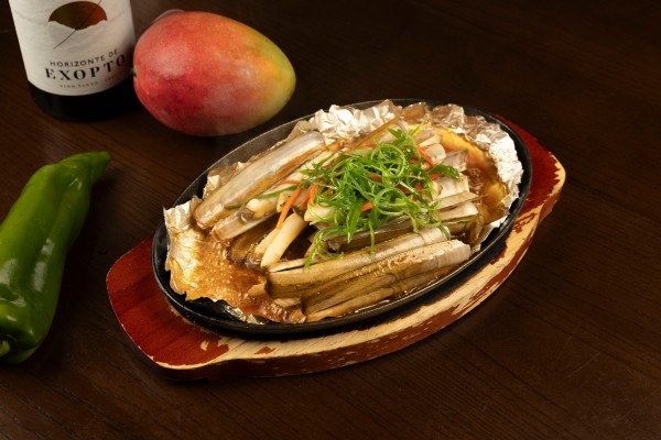 NAVAJAS CON ACEITE DE CEBOLLETA AL TEPPANYAKI