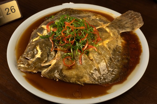 RODABALLO CON GRANOS DE AJO Y SALSA AL ESTILO PEKIN (2 PERSONAS)