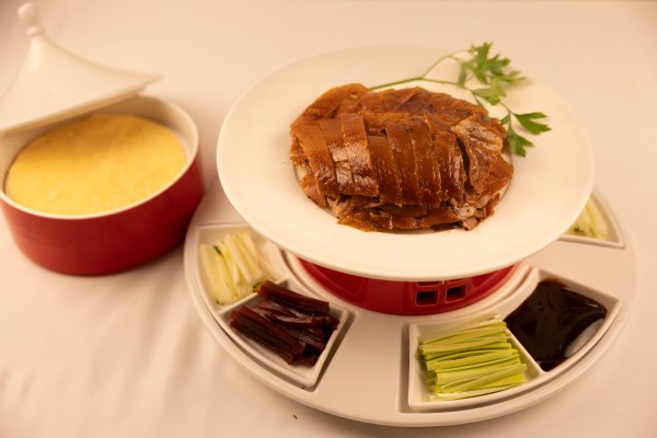 MEDIO PATO LAQUEADO EN DOS SERVICIOS (ROLLITOS + CALDO)