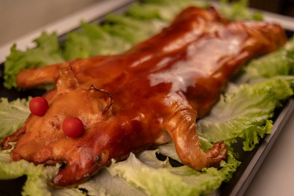 COCHINILLO ENTERO LAQUEADO