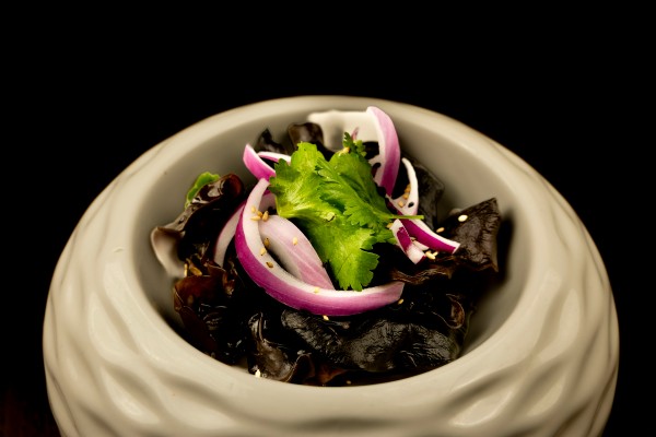 ENSALADA DE HONGO NEGRO CEBOLLA Y CILANTRO