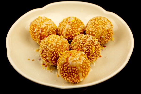 ESFERAS DE SESAMO, RELLENAS DE PASTA DE FRIJOL