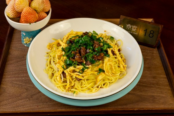 PASTA DE TRIGO CON CARNE PICADA Y ACEITE CEBOLLINO