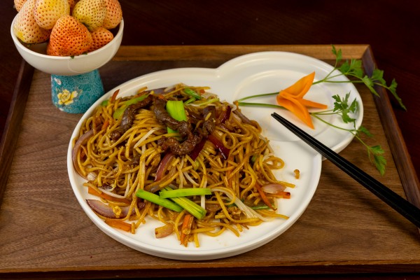 PASTA DE TRIGO SALTEADA CON TERNERA Y VERDURA
