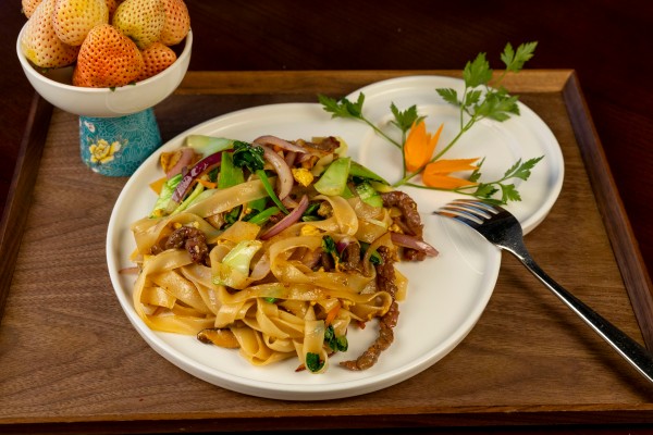 M206.PASTA DE ARROZ SALTEADA CON TERNERA Y VERDURAS