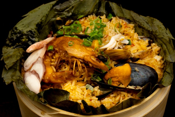 ARROZ CON MARISCOS ENVUELTO EN HOJA DE LOTO