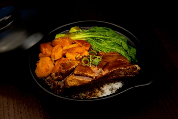 ARROZ EN OLLA DE BARRO CON COSTILLAS EN SALSA DE SOYA